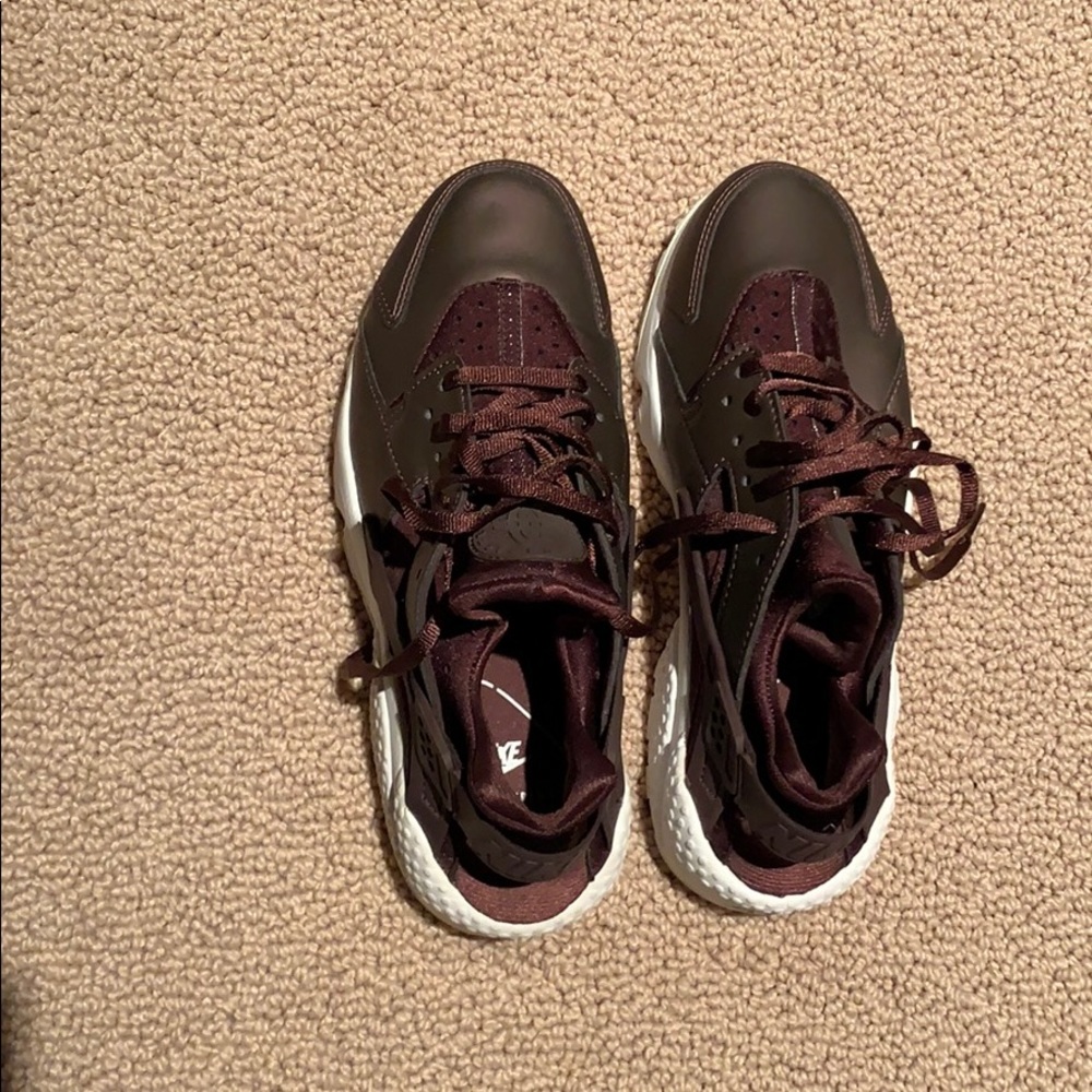 Maroon Nike huaraches